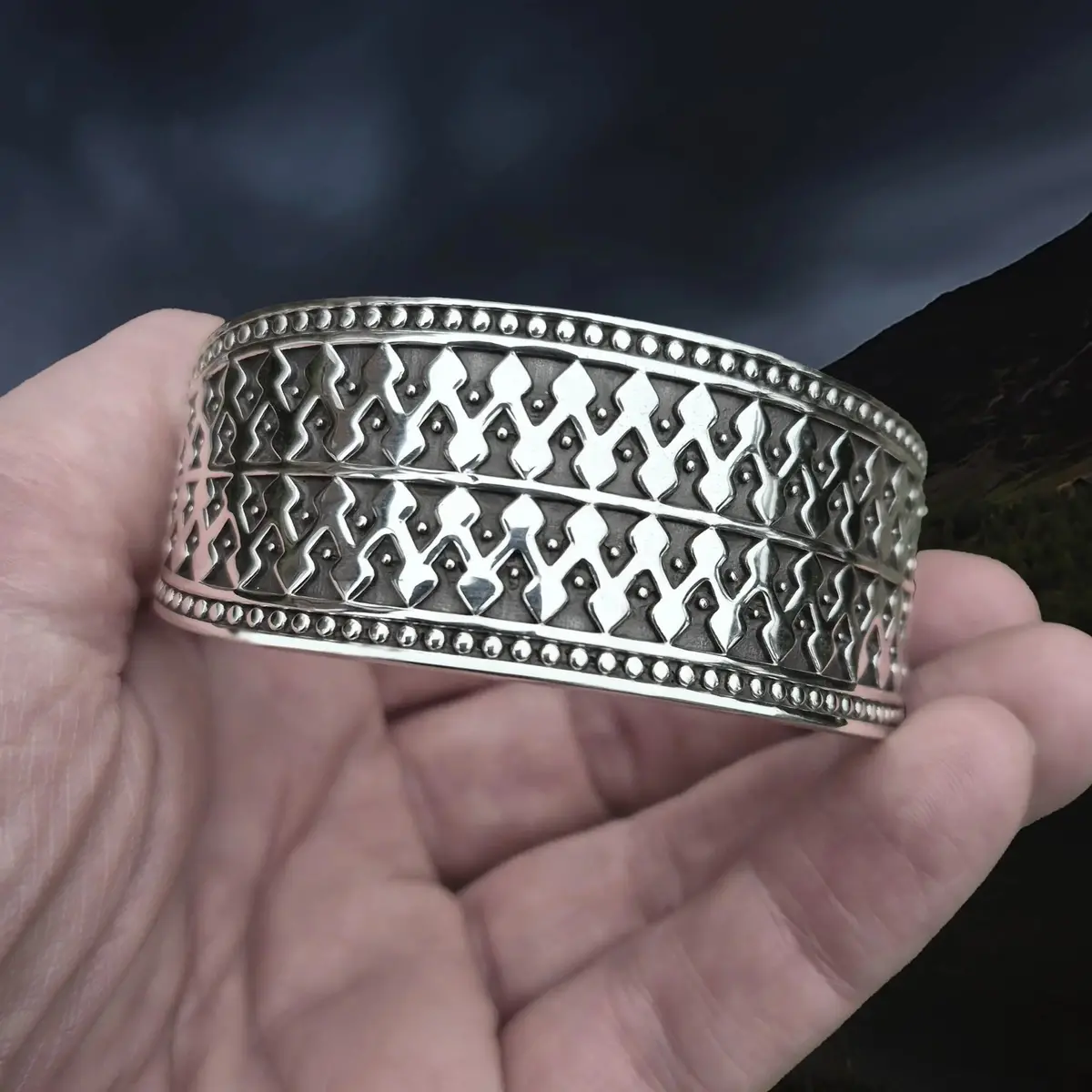 Silver Viking Bracelet / Arm Ring Replica From Anglesey With 1 Dot Design 1