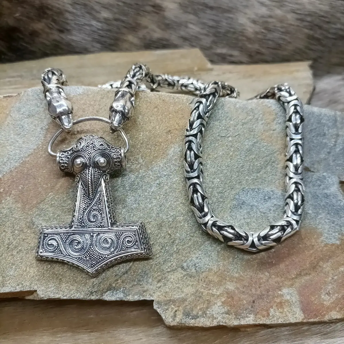 8Mm Thick Silver King Chain Thors Hammer Necklace - Ferocious Wolf Heads 1